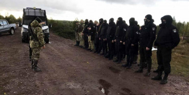 Поліцейські на Рівненщині вилучили незаконну зброю, бурштин, мотопомпи та транспорт 